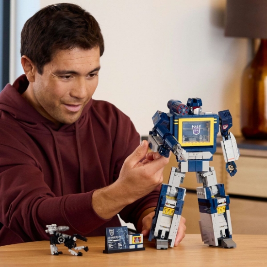 Imagine LEGO ICONS TRANSFORMERS SOUNDWAVE 10358