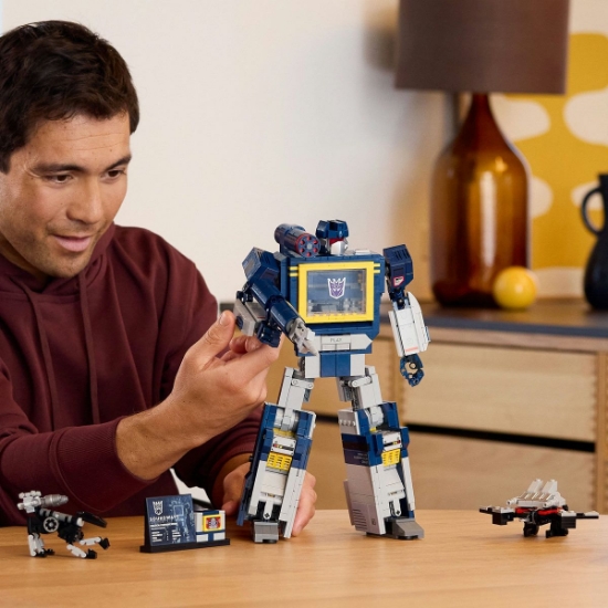 Imagine LEGO ICONS TRANSFORMERS SOUNDWAVE 10358