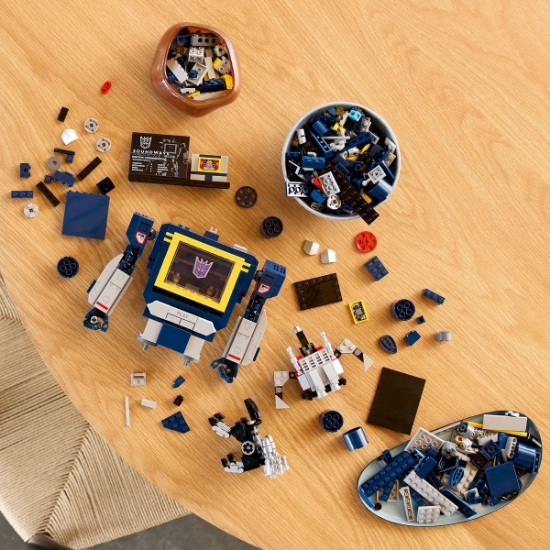 Imagine LEGO ICONS TRANSFORMERS SOUNDWAVE 10358