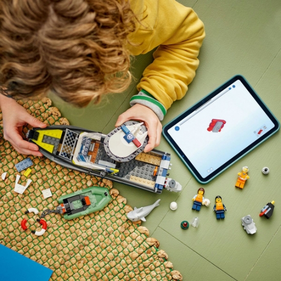 Imagine LEGO CITY URMARIRE CU BARCA DE POLITIE 60456