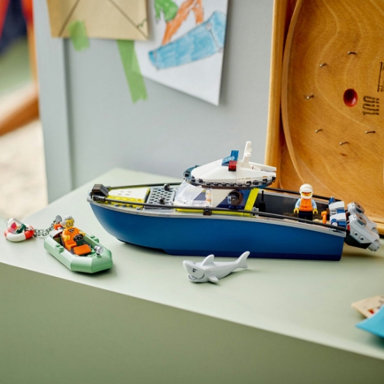 Imagine LEGO CITY URMARIRE CU BARCA DE POLITIE 60456