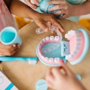 Imagine MELISSA AND DOUG SET DE JOACA SUPER SMILE LA DENTIST