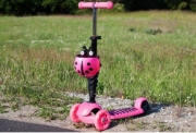 Imagine Trotinetă Malplay Buburuză tip scooter cu 3 roți – Roz