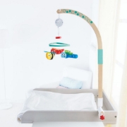 Imagine Carusel muzical Hape din lemn cu albine și sunete blânde