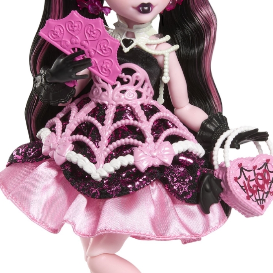 Imagine MONSTER HIGH ZIUA DE NASTERE DULCE SI INFRICOSATOARE PAPUSA DRACULAURA CU ACCESORII