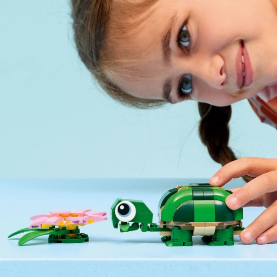 Imagine LEGO CREATOR BROASCA TESTOASA CU O FLOARE DE NUFAR 31377