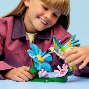 Imagine LEGO CREATOR ANIMALE SALBATICE COLIBRI COLORAT 31384