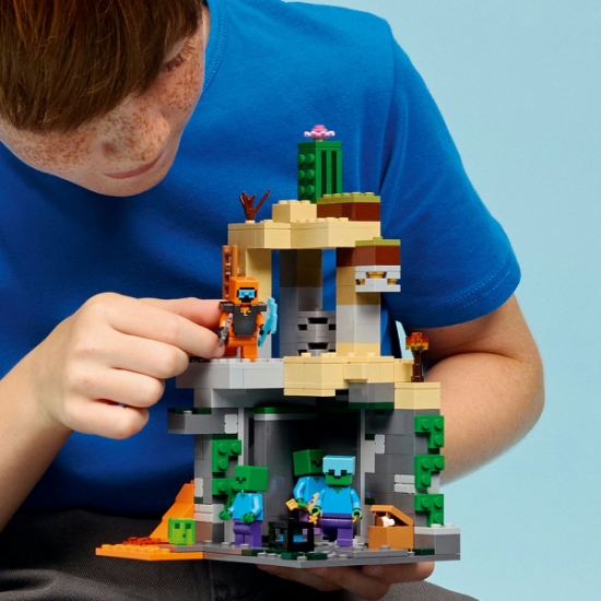 Imagine LEGO MINECRAFT TEMNITA CU ZOMBI 21587