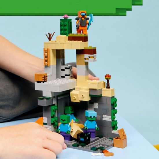Imagine LEGO MINECRAFT TEMNITA CU ZOMBI 21587