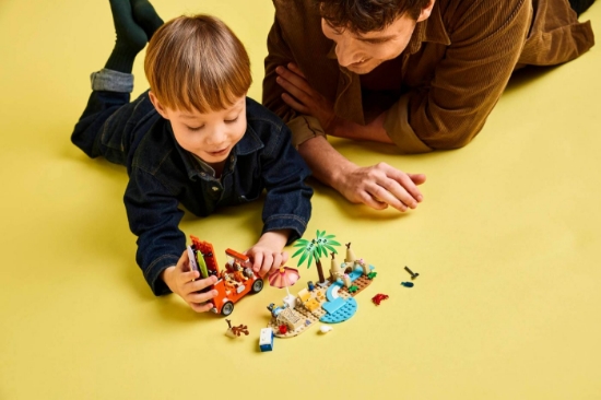 Imagine LEGO BLUEY CALATORIA FAMILIEI LUI BLUE CU MASINA LA PLAJA 11202 