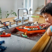 Imagine LEGO CITY BARCA DE SALVARE SI ELICOPTER ALE PAZEI DE COASTA 60504