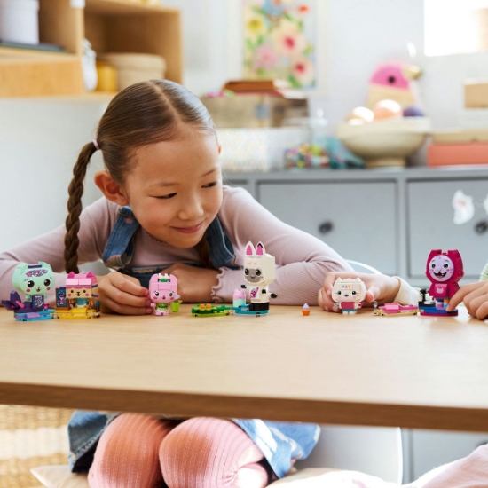 Imagine LEGO GABBYS DOLLHOUSE PRIETENELE PISICUTE DIN CARAMIZI ALE LUI GABBY 11215