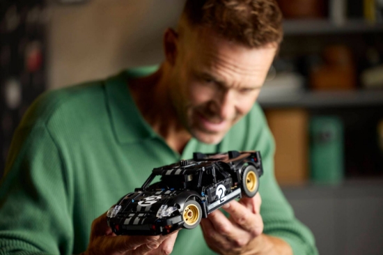 Imagine LEGO TECHNIC MASINA DE CURSE 1966 FORD GT40 MKII 42223