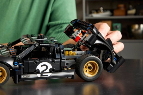 Imagine LEGO TECHNIC MASINA DE CURSE 1966 FORD GT40 MKII 42223