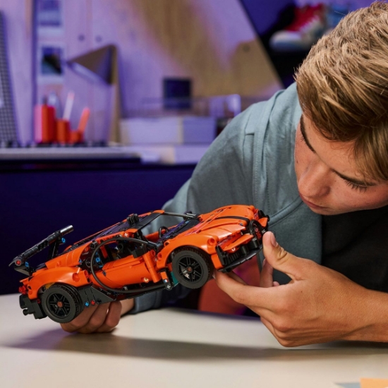 Imagine LEGO TECHNIC HIPERMASINA BUGATTI CHIRON PUR SPORT 42222