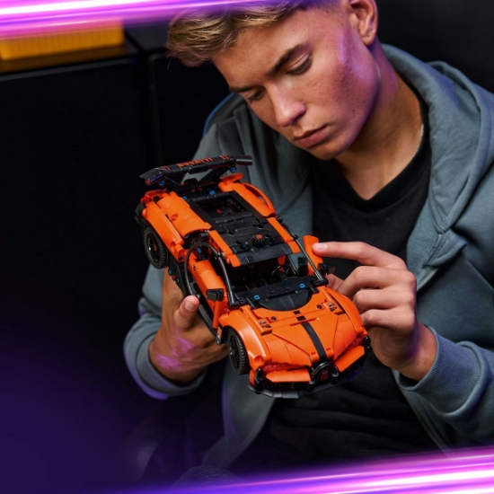 Imagine LEGO TECHNIC HIPERMASINA BUGATTI CHIRON PUR SPORT 42222