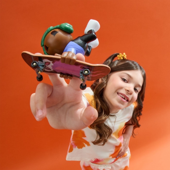 Imagine TECH DECH SK8 CREW PACHET PLACA SI FIGURINA 9.6CM CASTI VERZI