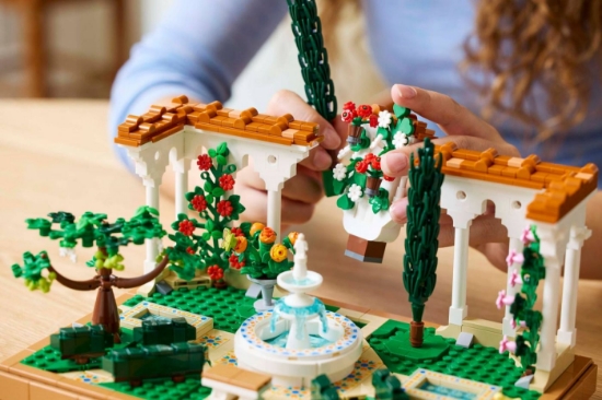 Imagine Lego Icons Grădina cu fântână 10359