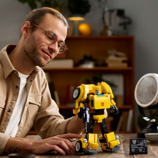 Imagine LEGO ICONS TRANSFORMERS BUMBLEBEE 10338 