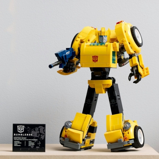 Imagine LEGO ICONS TRANSFORMERS BUMBLEBEE 10338 