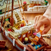 Imagine LEGO ONE PIECE CORABIA DE PIRATI FASNEATA MERRY 75639
