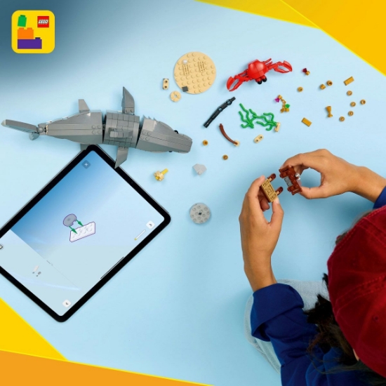 Imagine LEGO CREATOR RECHIN FEROCE CU UN CUFAR DE COMORI 31381