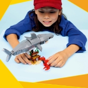 Imagine LEGO CREATOR RECHIN FEROCE CU UN CUFAR DE COMORI 31381