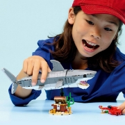 Imagine LEGO CREATOR RECHIN FEROCE CU UN CUFAR DE COMORI 31381