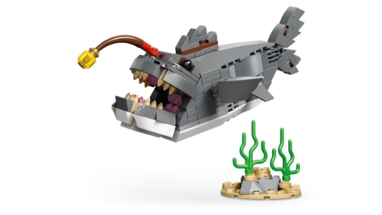 Imagine LEGO CREATOR RECHIN FEROCE CU UN CUFAR DE COMORI 31381