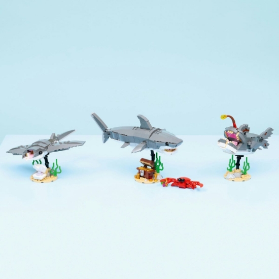 Imagine LEGO CREATOR RECHIN FEROCE CU UN CUFAR DE COMORI 31381