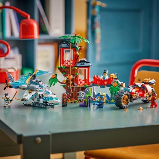 Imagine LEGO NINJAGO LUPTA LA CASA DIN COPAC CU VEHICULE NINJA 71857