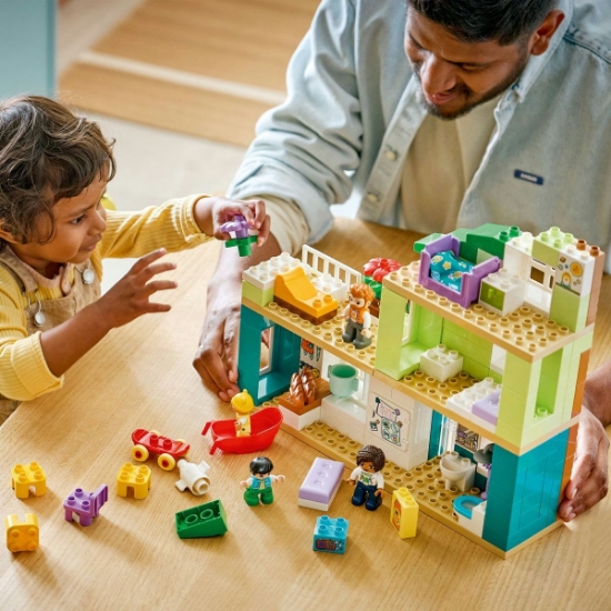 Imagine LEGO DUPLO CASA MODERNA DE FAMILIE 3 IN 1 CU FIGURINE 10470