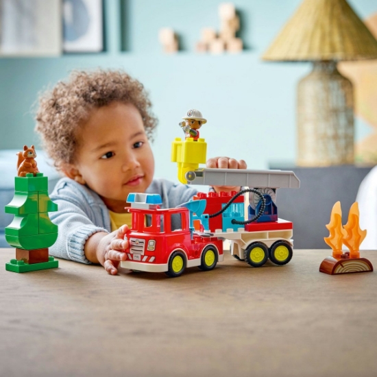 Imagine LEGO DUPLO CAMION DE POMPIERI CU FURTUN SI POMPIER 10473