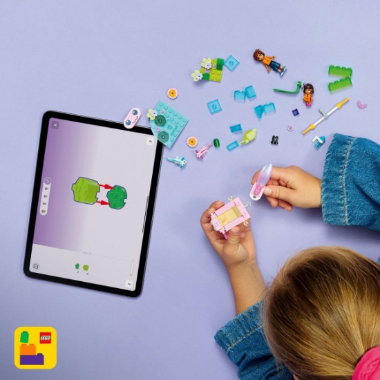 Imagine LEGO FRIENDS BARCA AXOLOTL PENTRU AVENTURI 42681