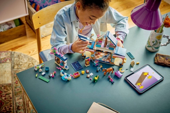 Imagine LEGO FRIENDS GRAJD DE CAI SI ACADEMIE DE ECHITATIE 42688