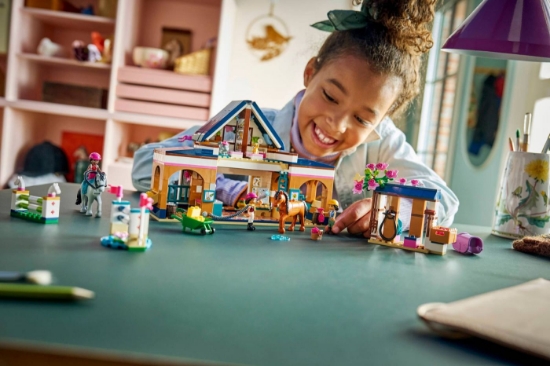 Imagine LEGO FRIENDS GRAJD DE CAI SI ACADEMIE DE ECHITATIE 42688