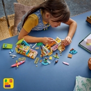 Imagine LEGO FRIENDS CASA PE PLAJA CU FOCI 42699