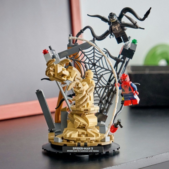 Imagine LEGO MARVEL BATALIE MEMORABILA OMUL PAIANJEN VS SANDMAN 76334