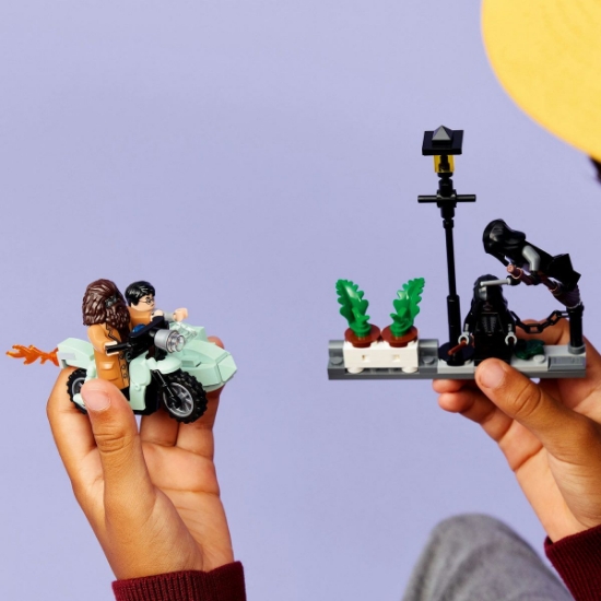 Imagine LEGO HARRY POTTER HAGRID SI HARRY IN FUGA DE PE ALEEA BOSCHETELOR 76459