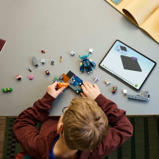 Imagine LEGO MINECRAFT INTALNIREA CU TEMNICERUL 21274