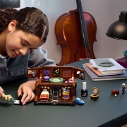 Imagine LEGO WEDNESDAY APARTAMENTUL LUI MANA 76785