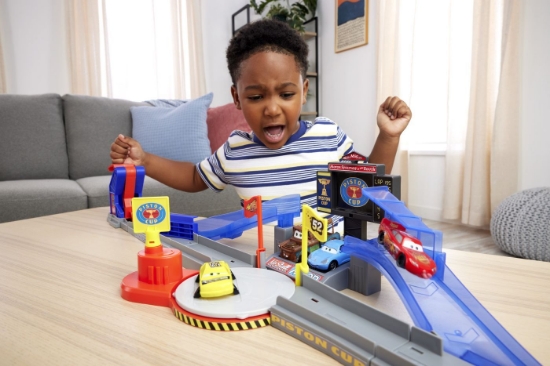Imagine CARS SET DE JOACA PISTA DE CURSE PISTON CUP CU MASINUTA INCLUSA
