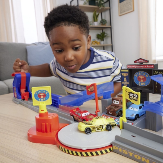 Imagine CARS SET DE JOACA PISTA DE CURSE PISTON CUP CU MASINUTA INCLUSA
