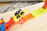 Imagine HOT WHEELS MONSTER TRUCK SET DE JOACA PISTA INVINGE SARPELE URIAS CU MASINUTA BONE SHAKER INCLUSA