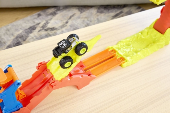 Imagine HOT WHEELS MONSTER TRUCK SET DE JOACA PISTA INVINGE SARPELE URIAS CU MASINUTA BONE SHAKER INCLUSA
