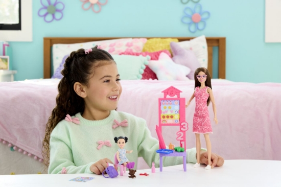 Imagine BARBIE SET DE JOACA PAPUSA BARBIE BRUNETA CU ROCHIE ROZ FACE CARIERA PROFESOARA