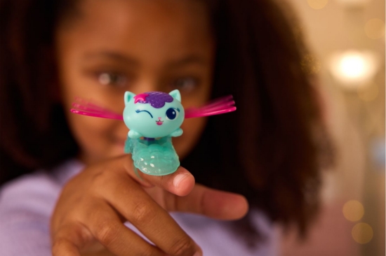 Imagine GABBYS DOLLHOUSE FAIRYLANDIA INEL DE ZANA CU FIGURINA MERCAT