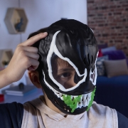 Imagine MARVEL SPIDERMAN MASCA GLOW IN THE DARK VENOM INTERACTIVA