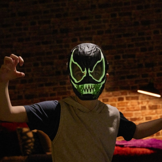Imagine MARVEL SPIDERMAN MASCA GLOW IN THE DARK VENOM INTERACTIVA