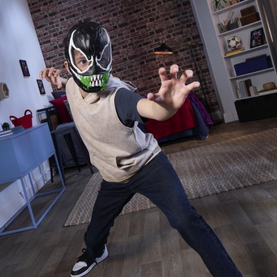 Imagine MARVEL SPIDERMAN MASCA GLOW IN THE DARK VENOM INTERACTIVA